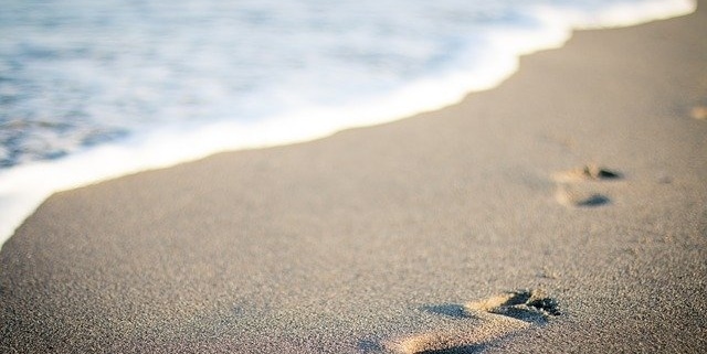 Fußabdrücke im Sand, am Strand