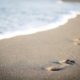 Fußabdrücke im Sand, am Strand