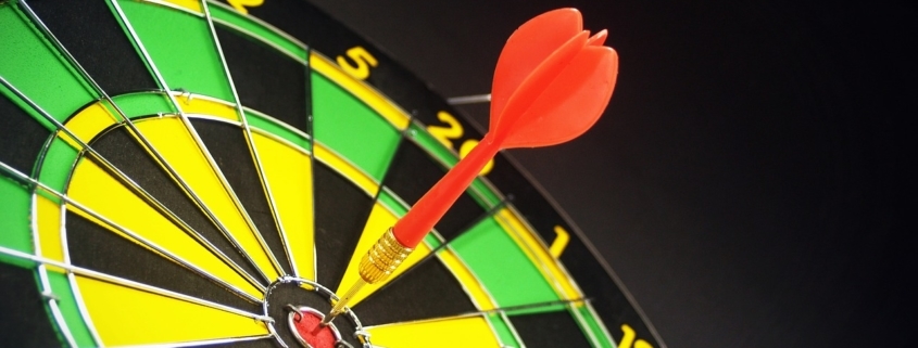 Dartscheibe mit Pfeil in der Mitte