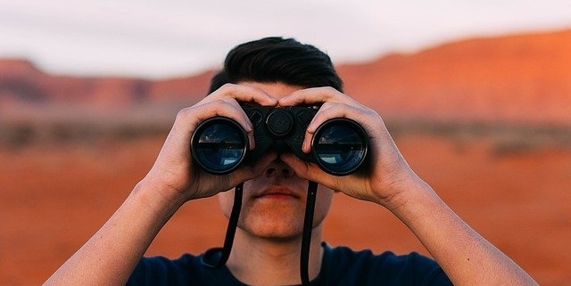 Mann mit Fernglas