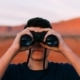 Mann mit Fernglas