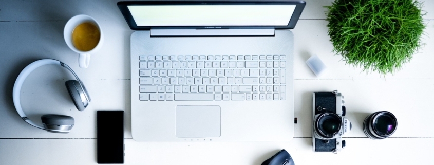 Schreibtisch mit Notebook Maus und Kamera